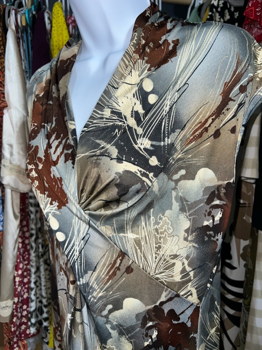 dressbarn Neutral Floral Print Blouse in Beige, Brown, Gray size M - Picture 4 of 9